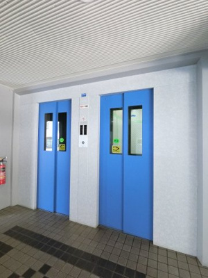 【その他共用部分】 | ラブリハイツ吉野町 | お買い物時やベビーカーの出し入れに便利なエレベーター付
混雑時にも便利なエレベーター2基付です。
