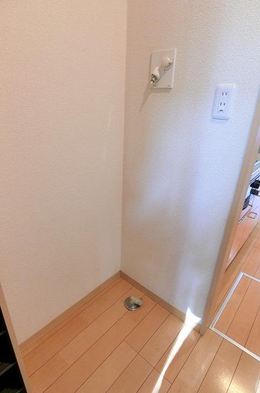 【設備】 | アーバンフラッツ高円寺 | 室内洗濯機置き場。同設備の別室写真を使用しております。