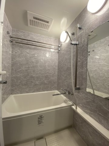 ブリリアントジュネス本町の浴室