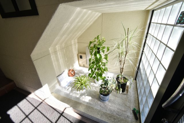 オブリガード西京のエントランス|清潔感のあるエントランス