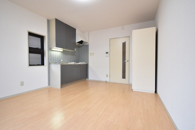 オブリガード西京の内装|陽当たり良好なフローリング居室とクローゼット