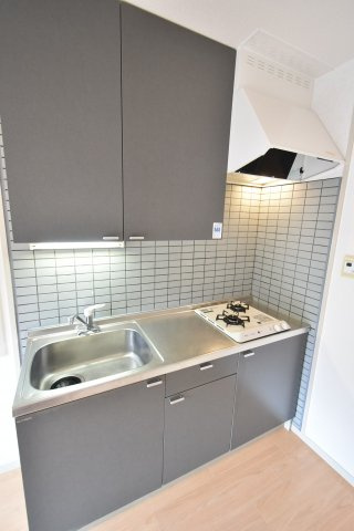 オブリガード西京のキッチン|システムキッチン採用。2口コンロ完備で自炊もはかどる調理スペース