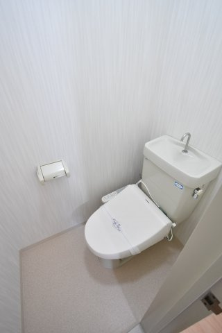 オブリガード西京のトイレ|温水洗浄便座付き。バス・トイレ別で清潔感のある快適な水回り