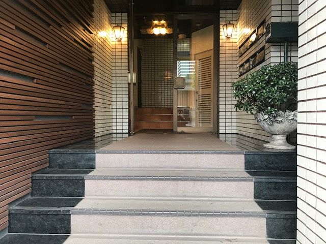 麻布エスビルのエントランス
