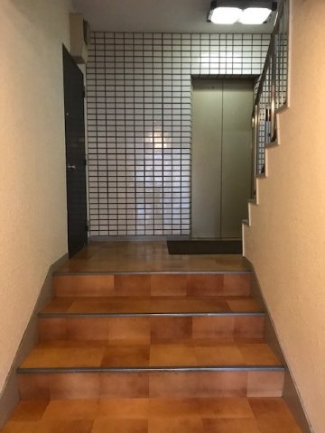 麻布エスビルの玄関
