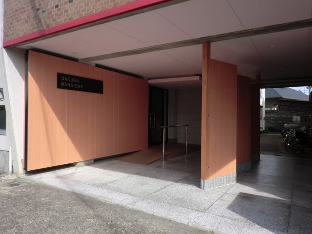 箕面市桜６丁目の賃貸マンションのエントランス