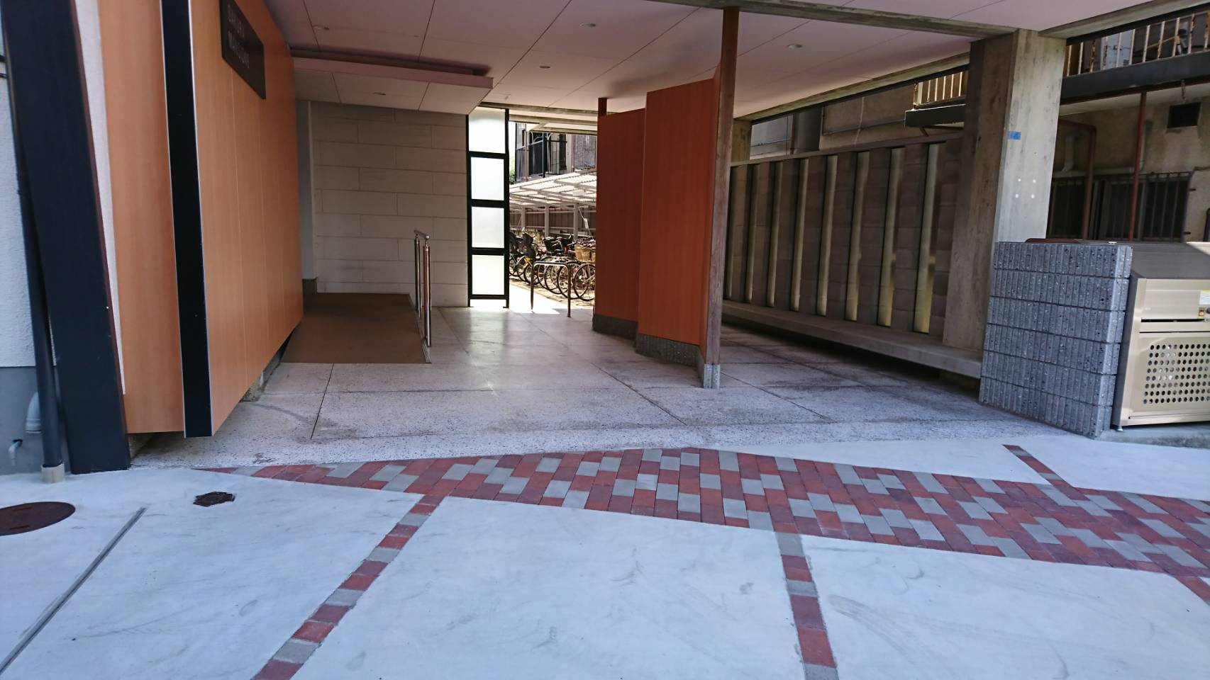 箕面市桜６丁目の賃貸マンションのエントランス