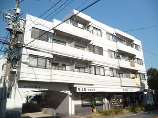 【外観】 | 東急田園都市線「梶が谷」駅まで徒歩5分！便利な立地の4階建てマンションです♪通勤通学はもちろん、お買い物やお出かけにもGood☆