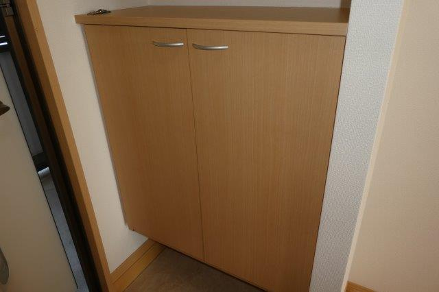 オランジュAの玄関|シューズボックス（下）