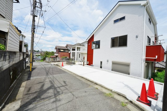 カースペース２台！保土ケ谷区上菅田町　新築戸建ての前面道路含む現地写真