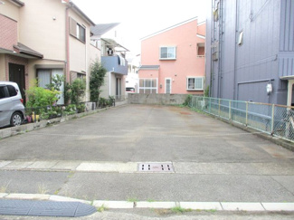 【外観】 | 前面道路からの高低差も少なく、駐車もしやすくなっています。
