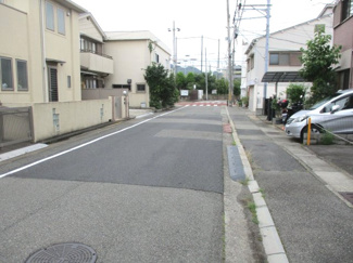 【前面道路含む現地写真】 | 前面道路は一方通行なので、交通量も少なく、静かな環境です。