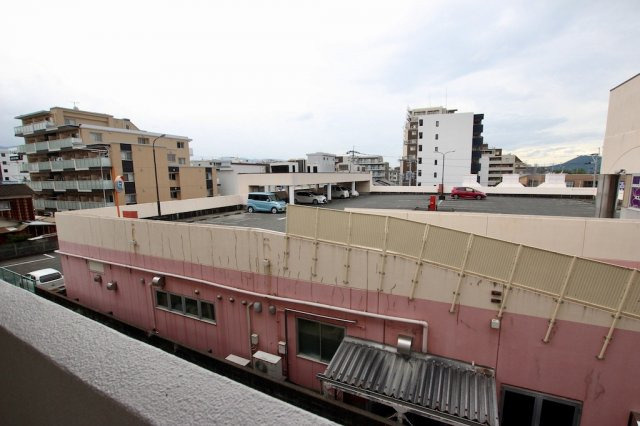 シティライフ周船寺マリンビューの駐車場|横は、西鉄ストアなので、来客時・お買い物にもとても便利。