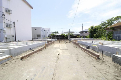 【外観】 | 藤沢市辻堂東海岸4丁目　新築1号棟 | 2号棟・3号棟協定専用通路
南へ向け広々とした通路となっております!!