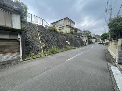 【前面道路含む現地写真】 | 日野市三沢2丁目土地（建築条件なし）
