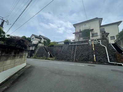 【前面道路含む現地写真】 | 日野市三沢2丁目土地（建築条件なし）