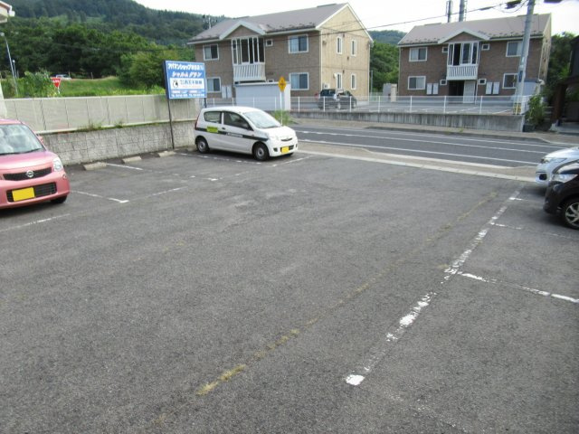 シャルムグランの駐車場