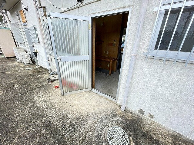 粕本店舗の周辺|勝手口です