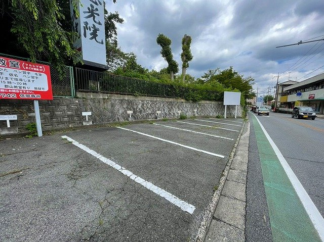 粕本店舗の駐車場|駐車場があるので、車を買う予定の方も安心です