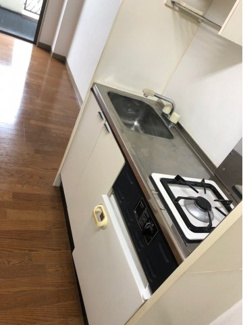 【設備】 | ロマーヌ石岡第2 | コンロ下にミニ冷蔵庫があります