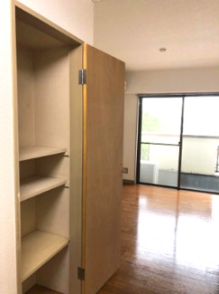 【収納】 | ロマーヌ石岡第2 | キッチンの後ろの収納スペースです