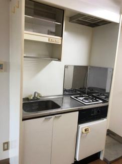 【キッチン】 | ロマーヌ石岡第2 | キッチンです。コンロが１口ついています。