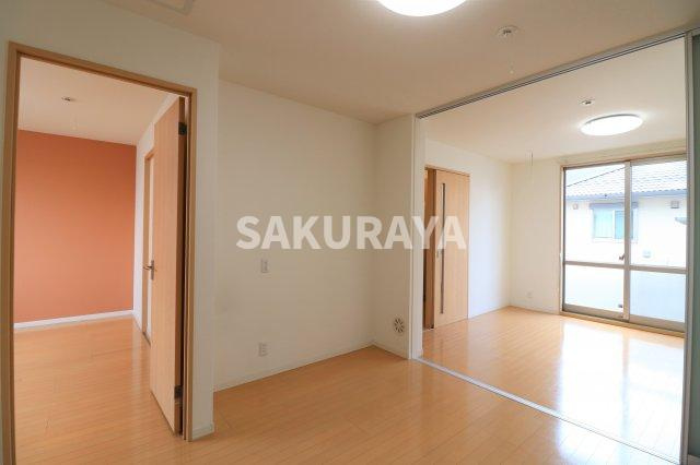 レフィナードの居間・リビング|ダイニングキッチン。2019年撮影。現況と異なる場合がございます。