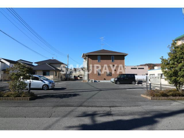 レフィナードの駐車場