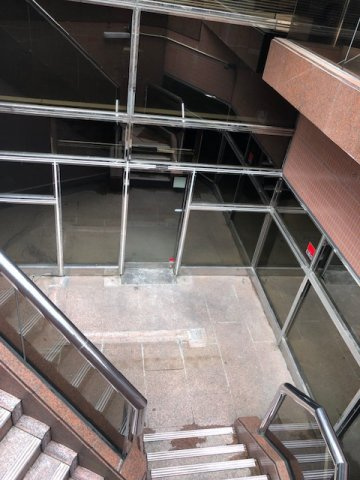 東英小川町ビルのエントランス
