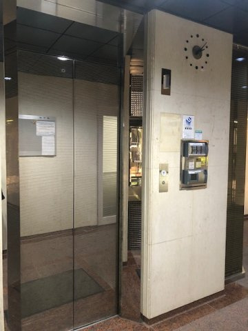 東英小川町ビルのロビー