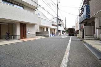 【前面道路含む現地写真】 | 南側5.9ｍ　車の通行は少なく小さなお子様にも安心の立地です。