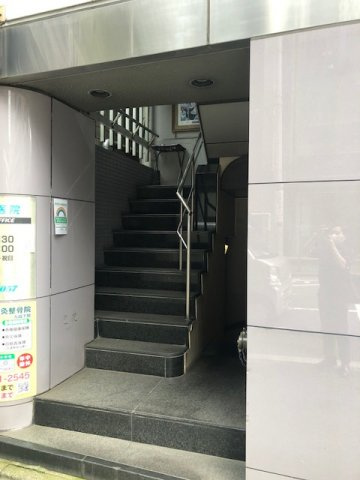 東英九段ビルのエントランス