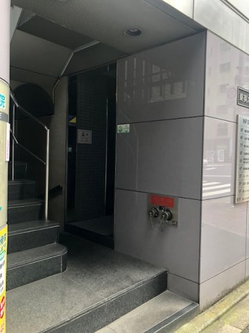 東英九段ビルのエントランス