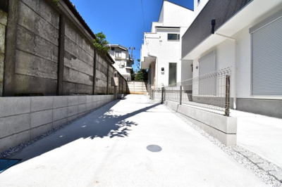 【駐車場】 | 調布市上石原第5期　2号棟 | 車好きのパパにはうれしい広さのカースペース、休日には自慢の愛車を思う存分メンテナンス。