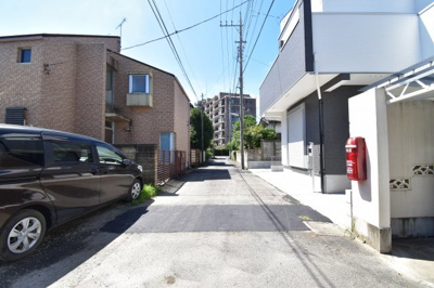 【前面道路含む現地写真】 | 調布市上石原第5期　2号棟 | 前面道路は閑静な住宅地の通りとなるため、車通りは多くありません。 安心して車庫入れ可能。