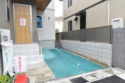 【駐車場】 | 千歳烏山13期　A号棟 | 玄関横の駐車スペースは買い物帰りで荷物が多くても楽ですね。前面道路も広いので車庫入れもしやすいです。