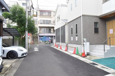 【前面道路含む現地写真】 | 千歳烏山13期　A号棟 | 前面道路は閑静な住宅地の通りとなるため、車通りは多くありません。 安心して車庫入れ可能。