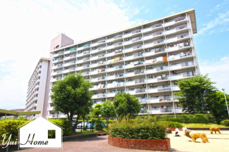 【外観】 | 買物施設・金融機関・病院など生活に必要な施設が近くに点在する便利なマンション。徒歩2分に小中一貫《向島秀蓮小中学校》があり安心です。敷地内にはプレイロットもありお子様がいらっしゃるご家庭は助かります。