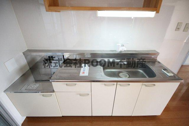 野﨑マンションのキッチン|コンパクトなキッチンで掃除もラクラク