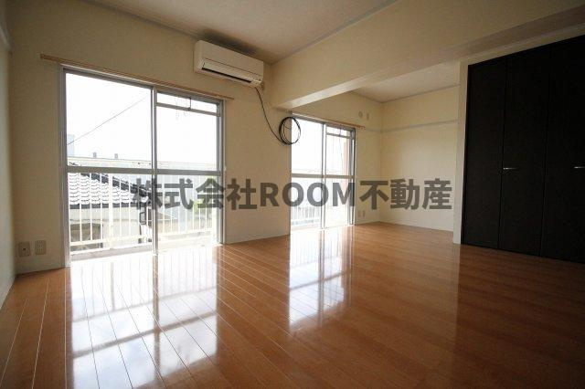 野﨑マンションの洋室|落ち着いた色調の洋室です