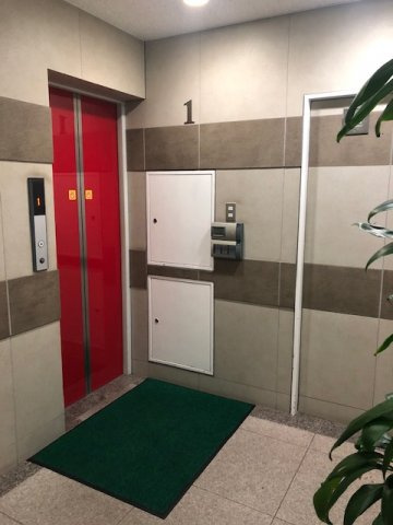 麹町３丁目ビルのエントランス