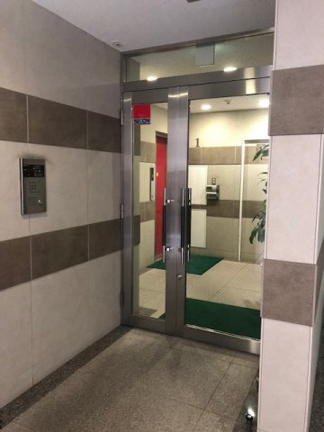 麹町３丁目ビルのエントランス