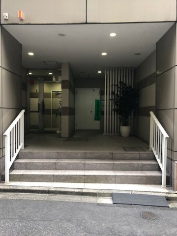 麹町３丁目ビルのエントランス