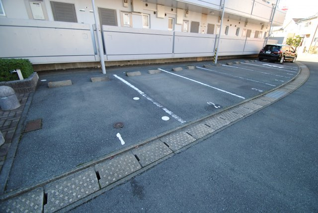 メープルコートⅠの駐車場