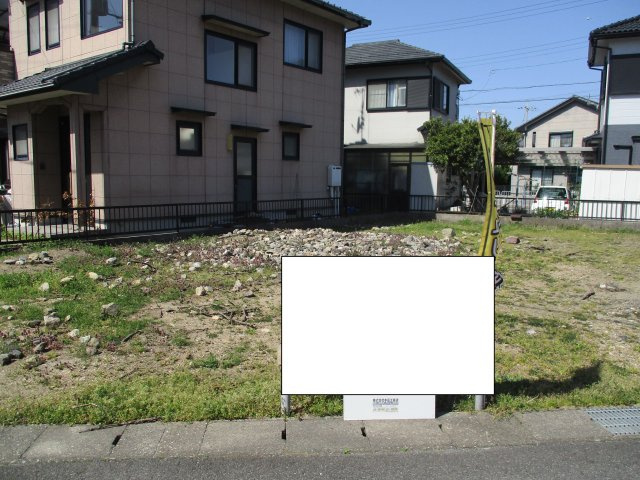 東近江市佐生角地の前面道路含む現地写真|土地図面で言えば、右下から撮影したものです。他社の看板を削除しています。