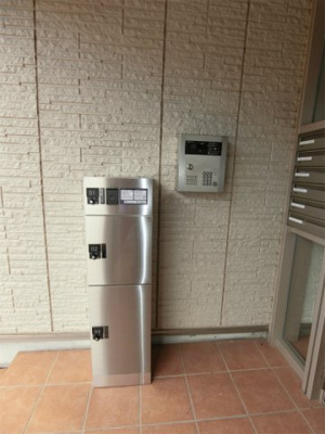【エントランス】 | アルチェ | 共用エントランスには宅配BOXがあるので荷物の受け取りもスムーズに♪再配達の手間がかからないのが魅力♪