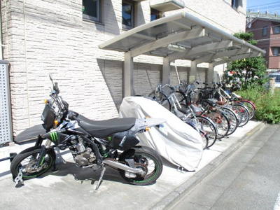 【その他共用部分】 | アルチェ | 屋根付きの駐輪場があるので雨が降っても安心です☆荷物が重いときに自転車があれば助かりますね！
