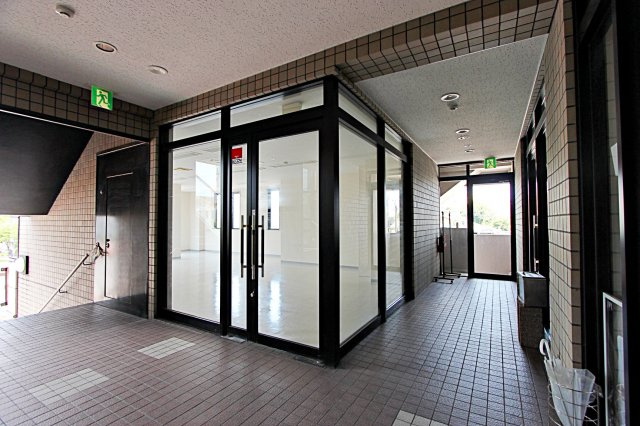 和田秋川ビルの玄関|店舗入り口