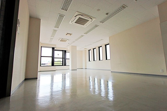 和田秋川ビルの内装|入口から見た室内