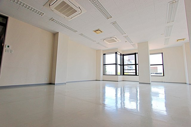 和田秋川ビルの内装|入り口側から見た室内